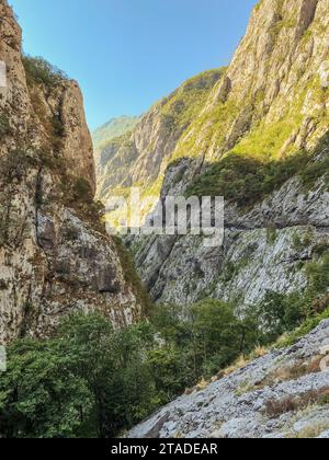 Wunderschöner Canyon des Flusses Moracha in Montenegro an sonnigen Tagen Stockfoto