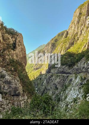 Wunderschöner Canyon des Flusses Moracha in Montenegro an sonnigen Tagen Stockfoto