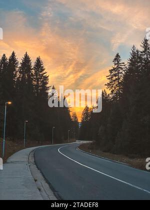 Wunderschöner Sonnenuntergang über der Forststraße zum Durmitor Nationalpark, Montenegro Stockfoto
