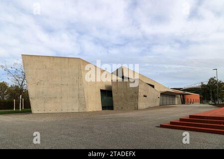 Weil am Rhein - 23. Oktober. 2022: Feuerwache auf dem Vitra Campus, berühmte Betondekonstruktion und brutalistische Architektur entworfen von Zaha Hadid. Vitr Stockfoto