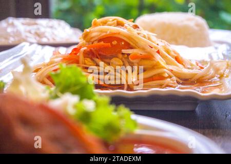 Som Tum – thailändischer würziger grüner Papaya-Salat: Ein Hauch von Aromen aus Thailand Stockfoto