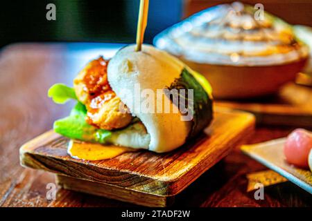 Bao Burger Bonanza Bob schmackhafte gedämpfte Brötchen mit Crunchy Slaw und Pickles Stockfoto