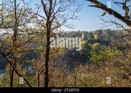 Mittelalterliche Ruinen der Festung bei Crozant in Creuse, Frankreich. Ein Blick, durch Bäume, über das Tal und den Fluss Zusammenfluss der Sedelle. Stockfoto