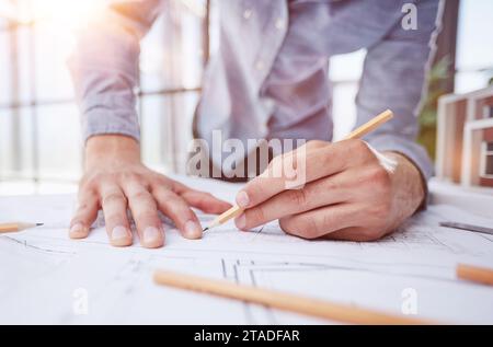 Ingenieure konstruieren gemäß Zeichnungen und arbeiten bei der Strukturanalyse von Projekttypen zusammen. Stockfoto