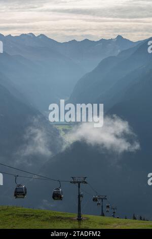 Seilbahn Finkenberger Almbahnen, Penken, Penkenjoch (2,095 m), Finkenberg, Zillertaler Alpen, Stilluptal und Stausee Tirol, Österreich Stockfoto