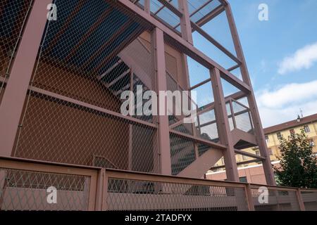 Schulgebäude mit Feuer- und seismischer Treppe, Notausgänge, aus Stahl, modernes Schulgebäude mit Absturzschutzelementen und Schutz. Stockfoto