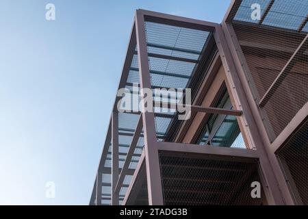 Baudetail des Gebäudes mit Galerie und Stahlkonstruktion, Sturzschutznetze anstelle von Geländern. Moderne Schule mit Fassade, Stahlrahmen Bu Stockfoto