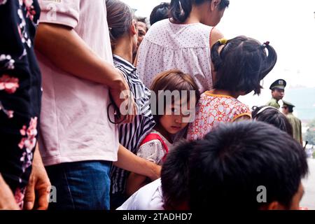 Kinder beobachten Militärparaden während des 1000-jährigen Jubiläums von Hanoi in Hanoi, Vietnam. Stockfoto