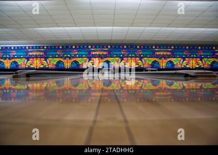 Unterhaltung im Bowlingstar Hanoi. Bowling mit zehn Pins (in den Vereinigten Staaten auch nur „Bowling“ genannt) ist ein Wettkampfsport Stockfoto