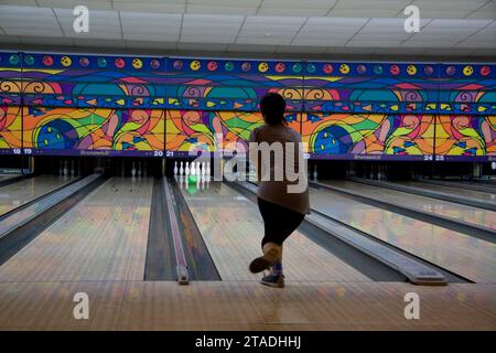 Unterhaltung im Bowlingstar Hanoi. Bowling mit zehn Pins (in den Vereinigten Staaten auch nur „Bowling“ genannt) ist ein Wettkampfsport Stockfoto