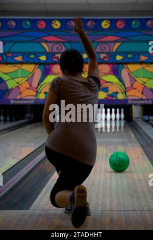 Unterhaltung im Bowlingstar Hanoi. Bowling mit zehn Pins (in den Vereinigten Staaten auch nur „Bowling“ genannt) ist ein Wettkampfsport Stockfoto