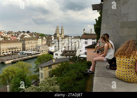 Zürich, Schweiz - 03. Juni 2017: Die Menschen betrachten das Zürcher Stadtbild von Lindenhof und Grossmunster vor dem Hintergrund. Stockfoto