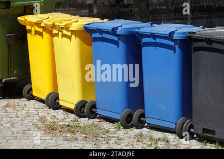 Bunte Recycling- und Abfalleimer, auf der Straße, Deutschland Stockfoto