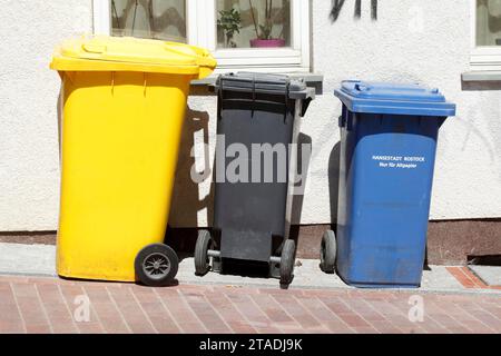 Bunte Recycling- und Abfalleimer, auf der Straße, Deutschland Stockfoto