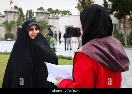 Teheran, Teheran, Iran. November 2023. Die iranische Vizepräsidentin für Frauen und Familie ENSIEH KHAZALI spricht nach einem Regierungstreffen mit einem Journalisten. (Credit Image: © Iranian Presidency via ZUMA Press Wire) NUR REDAKTIONELLE VERWENDUNG! Nicht für kommerzielle ZWECKE! Stockfoto