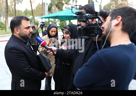 Teheran, Teheran, Iran. November 2023. Iranischer Minister für Informations- und Kommunikationstechnologie ISA ZAREPOUR (L) spricht nach einem Regierungstreffen mit den Medien (Foto: © iranische Präsidentschaft via ZUMA Press Wire) NUR REDAKTIONELLE VERWENDUNG! Nicht für kommerzielle ZWECKE! Stockfoto