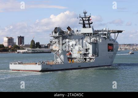 Das neueste Schiff der Royal Fleet Auxiliary, RFA PROTEUS (K60), das beim ersten Besuch der Marinestützpunkt in den Hafen einläuft Stockfoto