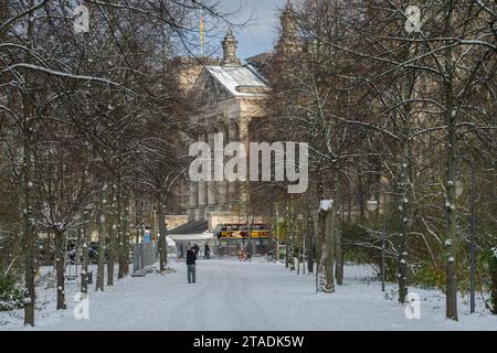 Das Reichstagsgebäude, Sitz des Deutschen Bundestages, am Rand des Tiergartens in Berlin-Tiergarten. *** Reichstagsgebäude, Sitz des Deutschen Bundestages, am Rande des Tiergartens in Berlin Tiergarten Credit: Imago/Alamy Live News Stockfoto