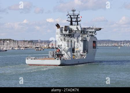 Das neueste Schiff der Royal Fleet Auxiliary, RFA PROTEUS, bewegt sich langsam auf einen Liegeplatz in der Marinestützpunkt zu Stockfoto