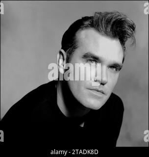 Schwarz-weißes Kopfporträt des legendären Rockstars, Sängers/Songwriters Morrissey, der 1995 für Parlophone Records seine Single Sunny promotet. Es ist eine Variation des ikonischen Bildes, das Morrissey auf seinem Buch „Autobiography“ verwendet. Stockfoto