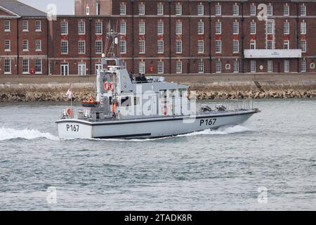 Das Schnelltrainingsboot der Royal Navy P2000 Klasse HMS EXPLOIT (P167) kommt an der Marinebasis an Stockfoto