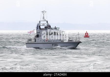 Das Schnelltrainingsboot der Royal Navy P2000-Klasse HMS DASHER (P280) kommt an der Marinebasis an Stockfoto