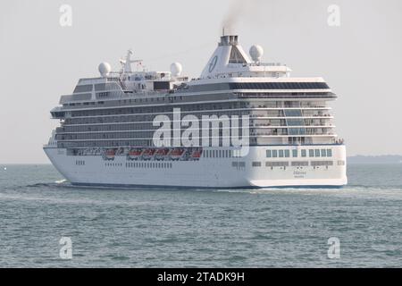 Das Passagierschiff Oceania Cruises MS MARINA fährt nach der Abfahrt vom internationalen Hafen von Portsmouth in die Solent Stockfoto