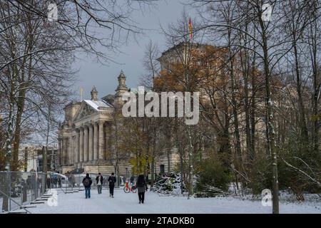 Das Reichstagsgebäude, Sitz des Deutschen Bundestages, am Rand des Tiergartens in Berlin-Tiergarten. *** Das Reichstagsgebäude, Sitz des Deutschen Bundestages, am Rande des Tiergartens im Berliner Tiergarten Stockfoto