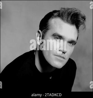 Schwarz-weißes Kopfporträt des legendären Rockstars, Sängers/Songwriters Morrissey, der 1995 für Parlophone Records seine Single Sunny promotet. Es ist eine Variation des ikonischen Bildes, das Morrissey auf seinem Buch „Autobiography“ verwendet. Stockfoto