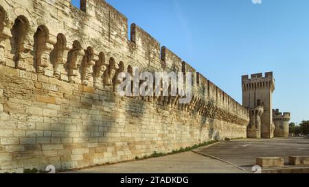 Stadtmauer von Avignon mit machikolierten Zinnen. Mauern d' Avignon, alte Festung umgibt die Altstadt, die zum UNESCO-Weltkulturerbe gehört. Stockfoto