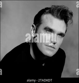 Schwarz-weißes Kopfporträt des legendären Rockstars, Sängers/Songwriters Morrissey, der 1995 für Parlophone Records seine Single Sunny promotet. Es ist eine Variation des ikonischen Bildes, das Morrissey auf seinem Buch „Autobiography“ verwendet. Stockfoto