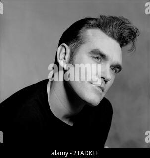 Schwarz-weißes Kopfporträt des legendären Rockstars, Sängers/Songwriters Morrissey, der 1995 für Parlophone Records seine Single Sunny promotet. Es ist eine Variation des ikonischen Bildes, das Morrissey auf seinem Buch „Autobiography“ verwendet. Stockfoto