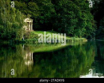 Dorischer Tempel im Bowood House Stockfoto