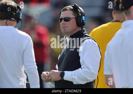 25. NOVEMBER 2021: Will Hall, Cheftrainer der Southern Miss Golden Eagles, blickt während eines College-Football-Spiels zwischen den Southern Miss Golden Eagles und den Troy Trojans im M.M. Roberts Stadium in Hattiesburg, Mississippi, von der Seitenlinie aus zu. Bobby McDuffie/CSM Stockfoto