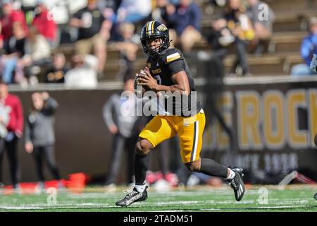 25. NOVEMBER 2021: Der Quarterback der Southern Miss Golden Eagles Ethan Crawford (13) sucht nach offenen Receivern im Downfield während eines College-Football-Spiels zwischen den Southern Miss Golden Eagles und den Troy Trojans im M.M. Roberts Stadium in Hattiesburg, Mississippi. Bobby McDuffie/CSM Stockfoto