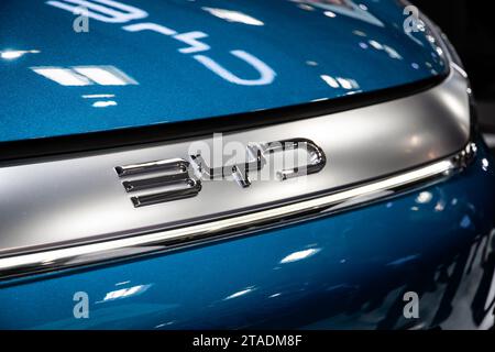 BYD-Logo auf dem Elektroauto ATTO 3 auf der IAA Mobility 2023 in München, Deutschland - 4. September 2023. Stockfoto