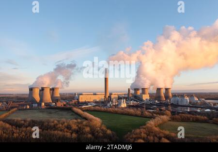 DRAX, YORKSHIRE, GROSSBRITANNIEN - 29. NOVEMBER 2023. Drax Kohlekraftwerk in North Yorkshire, Großbritannien mit Kohlestapel und Biomasselagertanks bei Sonnenuntergang mit c Stockfoto