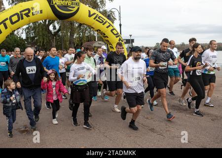 Belgrad, Serbien, 4. November 2023: Start des Benefizlaufes (Zajedno za Vasilija), bei dem Mittel zur Unterstützung einer Person gesammelt werden, die ärztlich behandelt werden muss Stockfoto