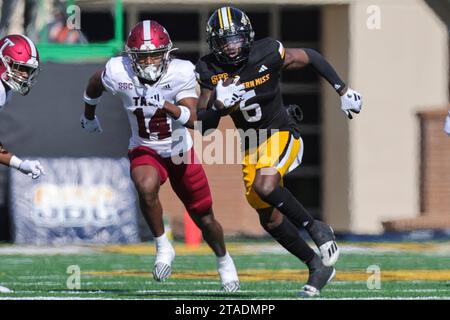 25. NOVEMBER 2021: Southern Miss Golden Eagles Wide Receiver Latreal Jones (6) trägt während eines College-Football-Spiels zwischen den Southern Miss Golden Eagles und den Troy Trojans im M.M. Roberts Stadium in Hattiesburg, Mississippi. Bobby McDuffie/CSM Stockfoto