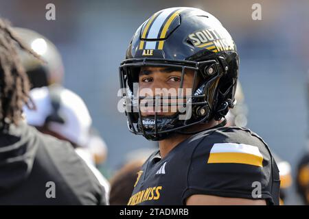 25. NOVEMBER 2021: Ethan Crawford, Quarterback der Southern Miss Golden Eagles (13), blickt während eines College-Footballspiels zwischen den Southern Miss Golden Eagles und den Troy Trojans im M.M. Roberts Stadium in Hattiesburg, Mississippi, auf die Seitenlinie. Bobby McDuffie/CSM Stockfoto