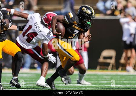 25. NOVEMBER 2021: Frank Gore Jr. (3) durchbricht die Grenze für ein College-Football-Spiel zwischen den Southern Miss Golden Eagles und den Troy Trojans im M.M. Roberts Stadium in Hattiesburg, Mississippi. Bobby McDuffie/CSM Stockfoto