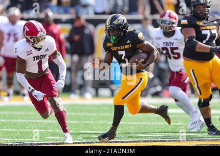 25. NOVEMBER 2021: Southern Miss Golden Eagles Running Back Frank Gore Jr. (3) läuft im M.M. Roberts Stadium in Hattiesburg, Mississippi, für einen Touchdown während eines College-Footballspiels zwischen den Southern Miss Golden Eagles und den Troy Trojans. Bobby McDuffie/CSM Stockfoto
