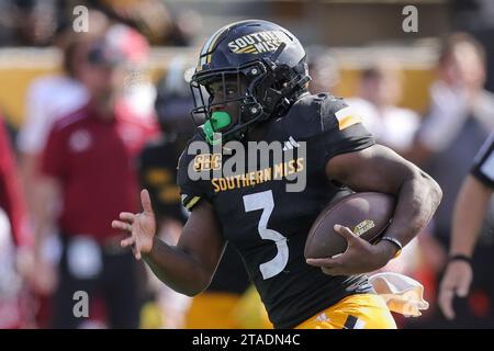 25. NOVEMBER 2021: Southern Miss Golden Eagles Running Back Frank Gore Jr. (3) läuft im M.M. Roberts Stadium in Hattiesburg, Mississippi, für einen Touchdown während eines College-Footballspiels zwischen den Southern Miss Golden Eagles und den Troy Trojans. Bobby McDuffie/CSM Stockfoto