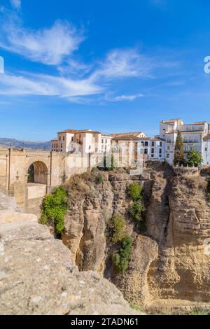 Ronda, Andalusien, Spanien - 7. Oktober 2023: Berühmte neue römische Brücke „Puente Nuevo“ über den Fluss Guadalevin. Stockfoto