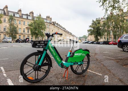 WEST Bike von TIER Mobility E-Bikes im Zentrum von Bath, Somerset, England, Großbritannien Stockfoto