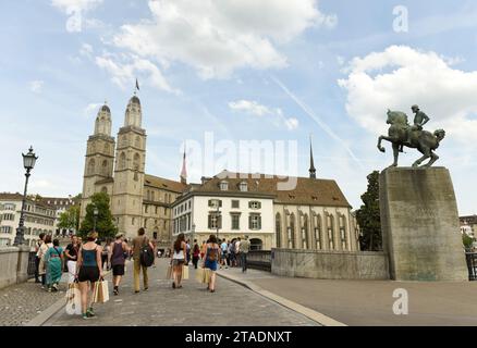 Zürich, Schweiz - 03. Juni 2017: Menschen auf der Münsterbrücke bei Grossmunster und Hans-Waldmann-Denkmal, Zürich, S. Stockfoto