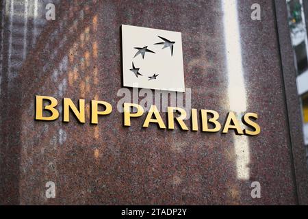 New York, NY - 23. November 2023: BNP Paribas französisches multinationales Banklogo auf dem US-Firmensitz Bürogebäude polierte Marmorwand Stockfoto