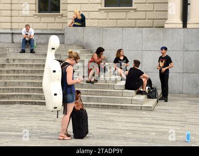 Zürich, Schweiz - 03. Juni 2017: Menschen in der Nähe des Opernhauses Zürich. Der Alltag in Zürich. Stockfoto