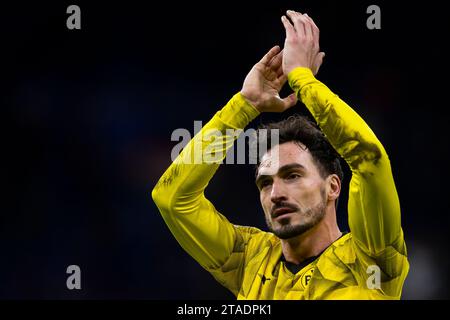 Mailand, Italien. 28. November 2023. Mats Hummels von Borussia Dortmund feiert den Sieg am Ende des Fußballspiels der Serie A zwischen AC Milan und Borussia Dortmund. Quelle: Nicolò Campo/Alamy Live News Stockfoto