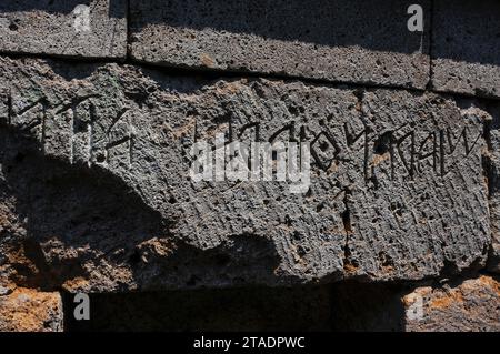 Auf dem Sturz über dem Eingang zu einem Kammergrab in der etruskischen Nekropole Crocifisso del Tufo in Orvieto, Umbrien, Italien, eine Inschrift in altruskischer Sprache und Schrift. Das Crocifisso del Tufo war die nördliche Nekropole der antiken etruskischen Stadt Velzna oder Velusna und etruskische Bürger wurden hier vom 8. Bis zum 3. Jahrhundert v. Chr. beigesetzt. Die Nekropole wurde mehr als 2.000 Jahre später, im 19. Jahrhundert, entdeckt und ausgegraben. Stockfoto